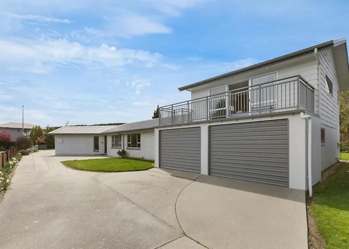 & Escape | Sleeps 11 | 2 Living