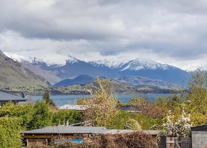 & Escape | Sleeps 11 | 2 Living Wanaka