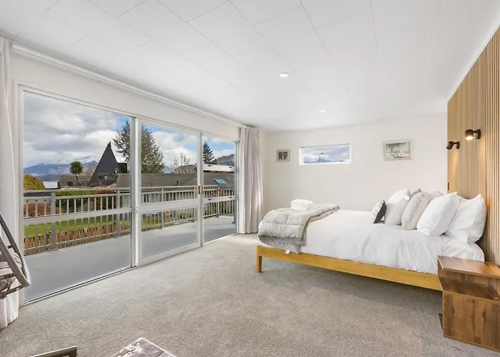 & Escape | Sleeps 11 | 2 Living *