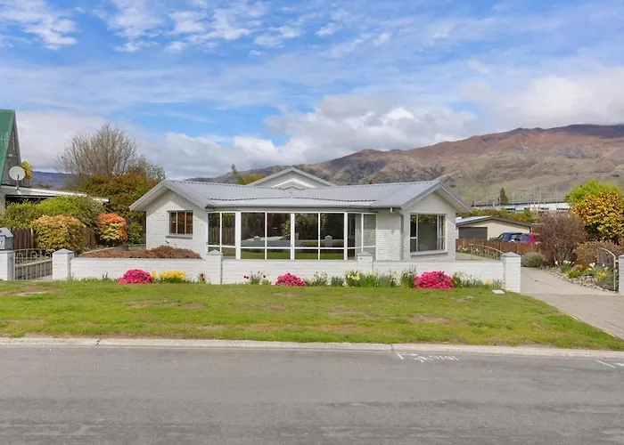& Escape | Sleeps 11 | 2 Living Wanaka