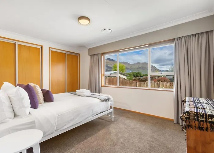 & Escape | Sleeps 11 | 2 Living Wanaka